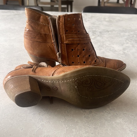 Adorable tan leather booties size 37 - Picture 3 of 4